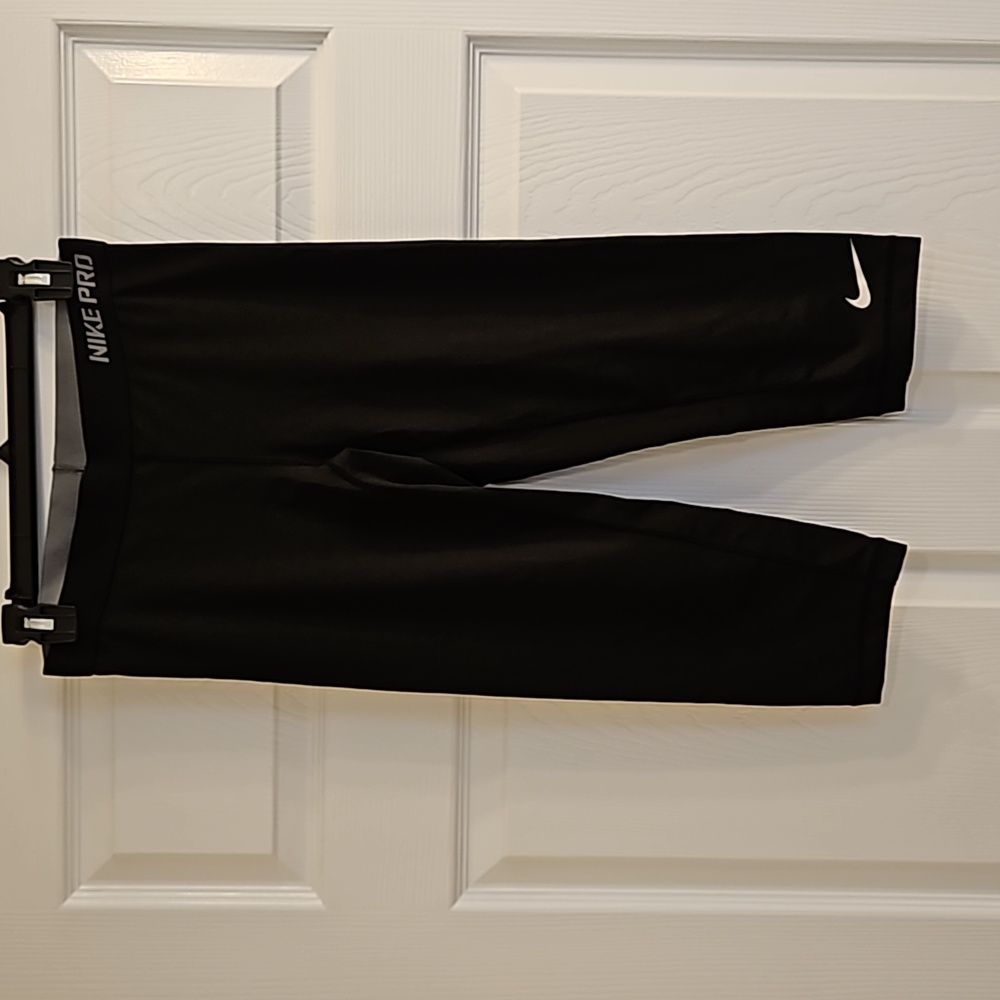 Nike Pro women's dry fit cropped pants